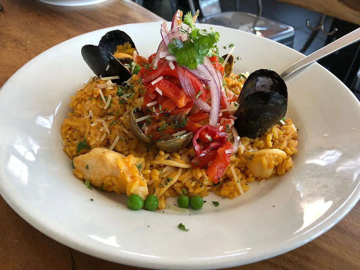 Arroz con mariscos con choros, calamar y salsa criolla