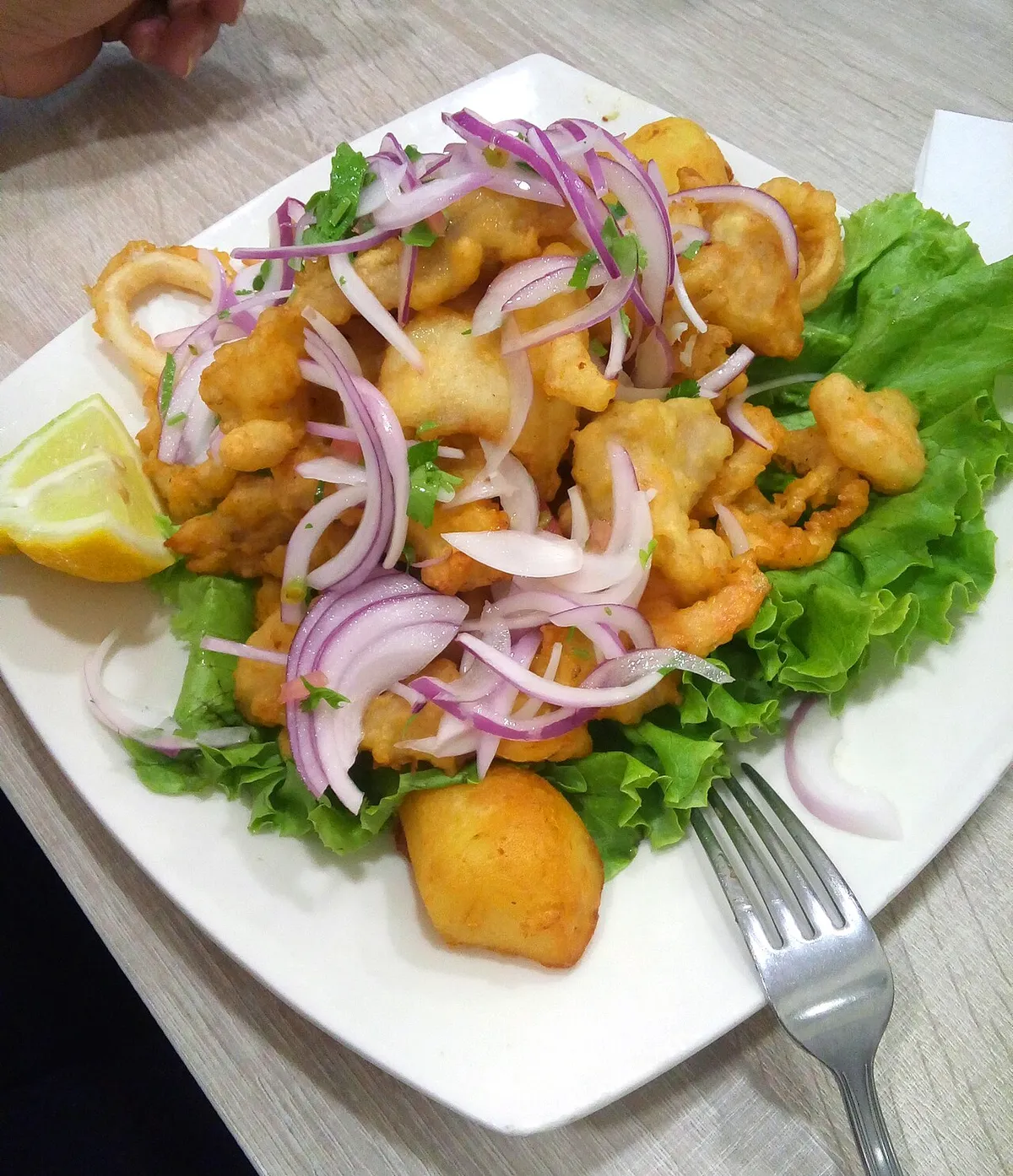 Chicharrón de calamar crocante con salsa criolla