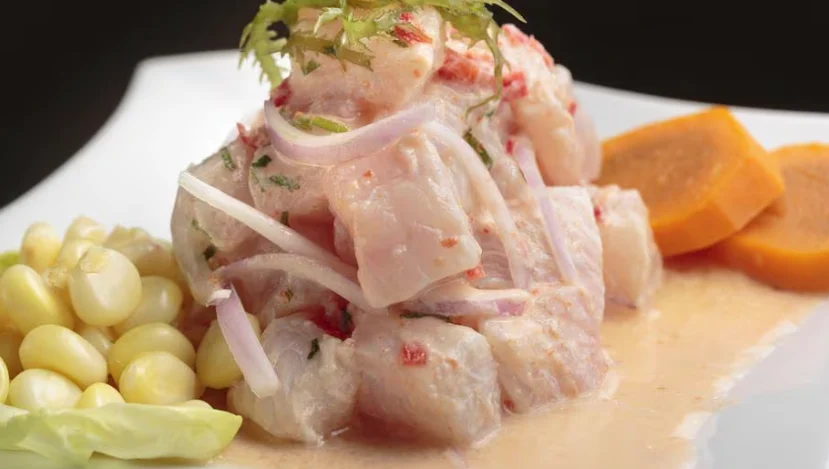 Ceviche de puro pescado con cebolla roja, choclo y camote