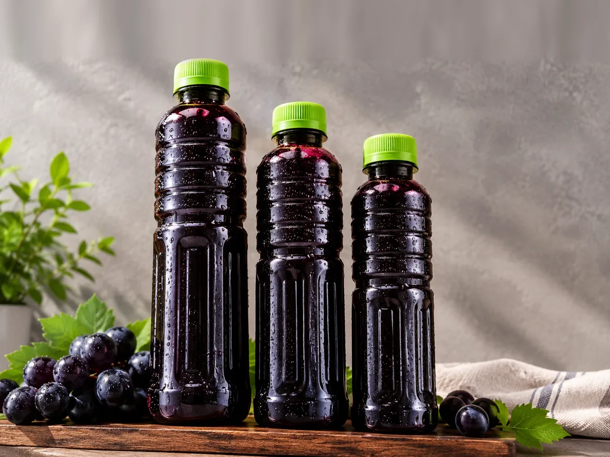 Chicha morada en botellas con tapa verde, en tamaño personal y de 1 litro